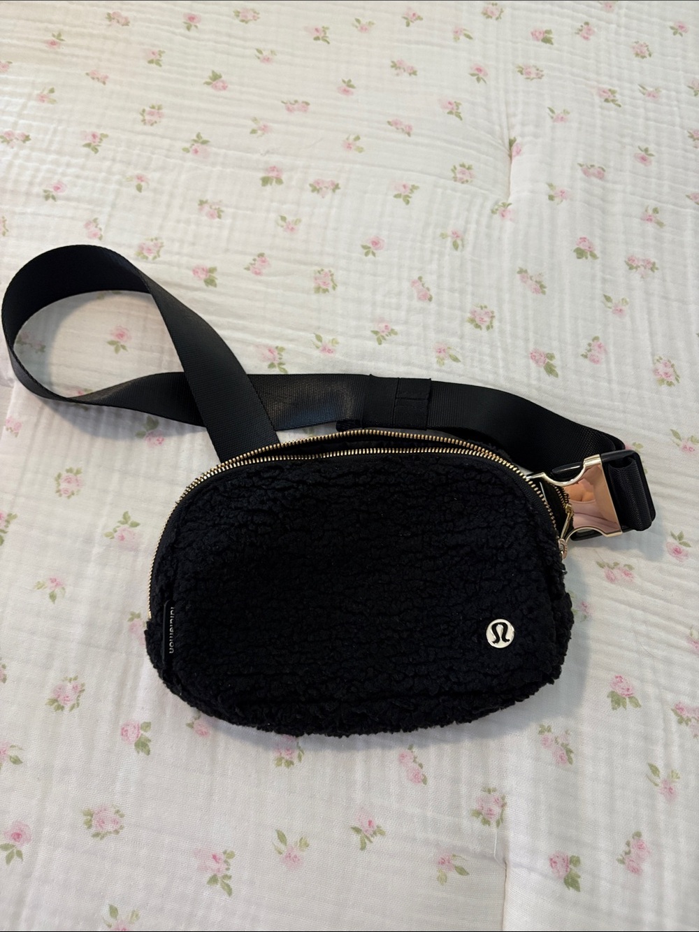 Lululemon black Sherpa bag